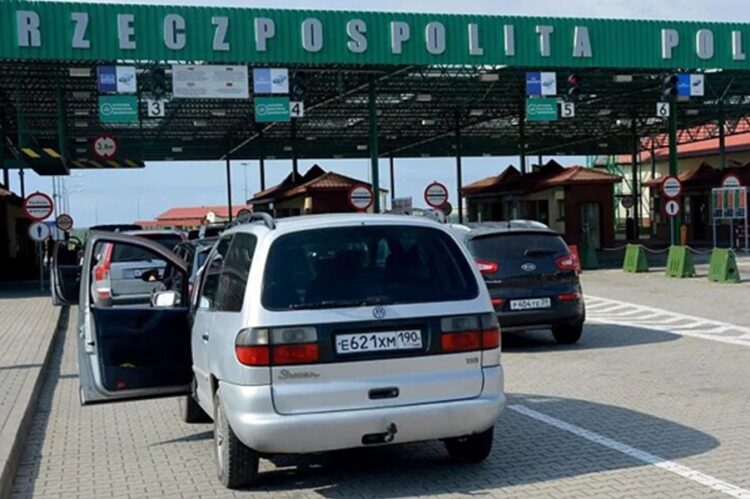 новость 16-07-2025 На польско-российской границе туристы стоят по 30 часов