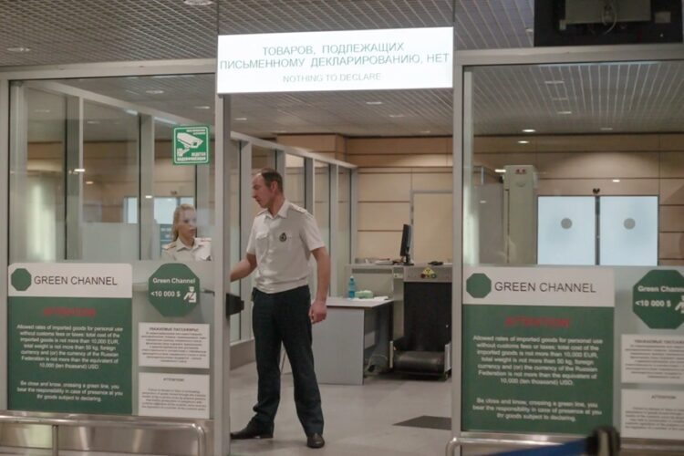 новость 26-07-2025 В Домодедово пресекли попытку ввоза драгоценных и полудрагоценных камней