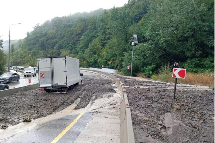 новость 04-08-2025 На Кубани туристов эвакуировали из-за наводнения