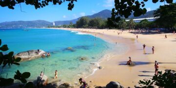 новость 01-08-2025 Туристы из Петербурга нашли на пляже Пхукета многомиллионную находку