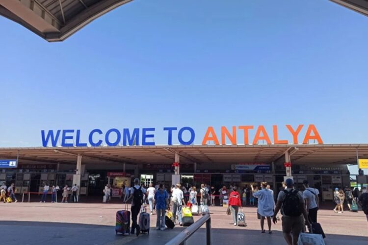 новость 15-08-2025 Россияне столкнулись с проблемой при отправлении из аэропорта Антальи