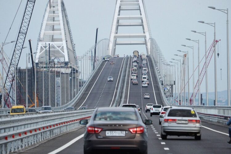 новость 04-08-2025 На Крымском мосту в воскресенье скопилась очередь из более двух тысяч автомобилей