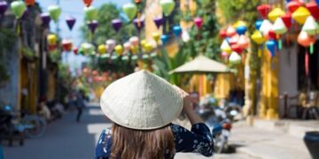 новость 20-09-2025 Во Вьетнаме местные жители россиянину вернули потерянный заграничный паспорт и деньги