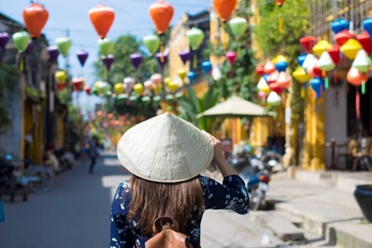 новость 20-09-2025 Во Вьетнаме местные жители россиянину вернули потерянный заграничный паспорт и деньги