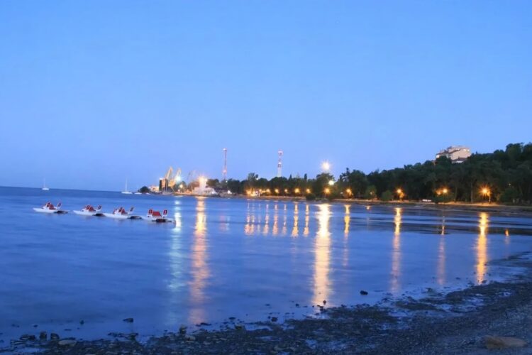 новость 01-09-2025 На берегу Таганрогского залива туриста спасали из трубы