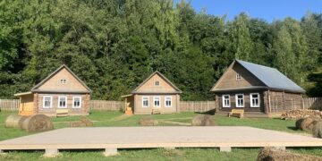 новость 06-10-2025 В центре волжского Плёса начался демонтаж известного избинг-отеля