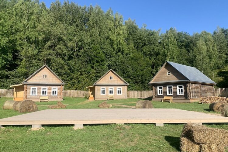 новость 06-10-2025 В центре волжского Плёса начался демонтаж известного избинг-отеля