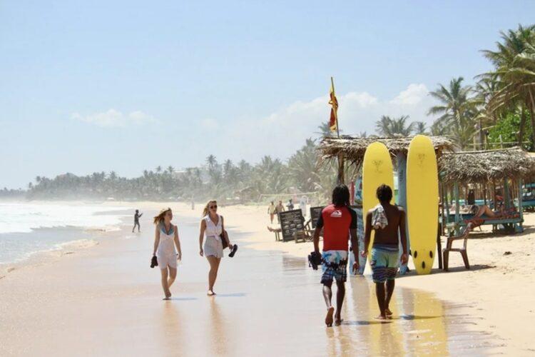 новость 15-10-2025 Туристы столкнулись с неразберихой: Шри-Ланка отложила введение новых визовых правил