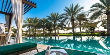 новость 21-10-2025 Туристы столкнулись с резким ростом цен и дефицитом номеров в ОАЭ