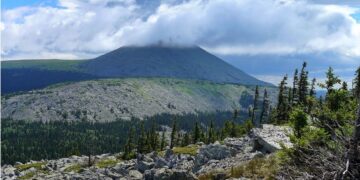 новость 22-10-2025 В Челябинской области спасли туристку, пропавшую во время восхождения на Большой Иремель