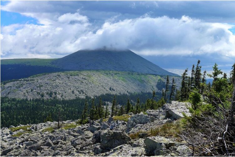 новость 22-10-2025 В Челябинской области спасли туристку, пропавшую во время восхождения на Большой Иремель