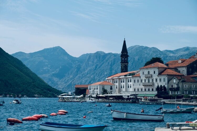 новость 30-10-2025 Власти Черногории продлили безвиз для российских туристов