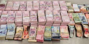 новость 31-10-2025 В московском аэропорту Шереметьево у пассажира изъяли чемодан иностранной валюты