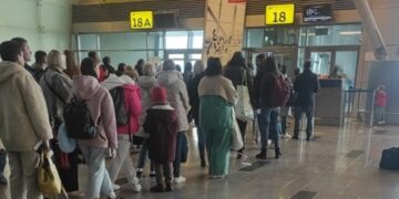 новость 24-10-2025 Туристы 14 часов ждали вылета в Хургаду из-за «ремонта турбины» на летном поле