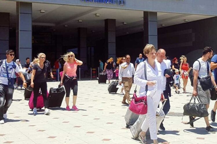 новость 08-10-2025Пассажиры, прибывающие в египетский Шарм-эль-Шейх, столкнулись с новой сомнительной практикой