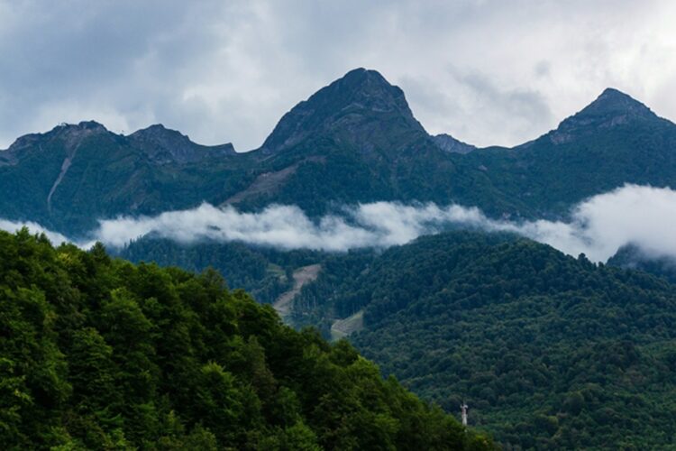 новость 13-10-2025 Туристы с детьми оказались в ловушке в горах Краснодарского края
