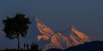 новость 25-10-2025 На гималайской горе Манаслу российские альпинисты попали в смертельную ловушку
