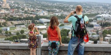 новость 27-10-2025 Российские туристы едут в Грузию чаще, но тратят меньше