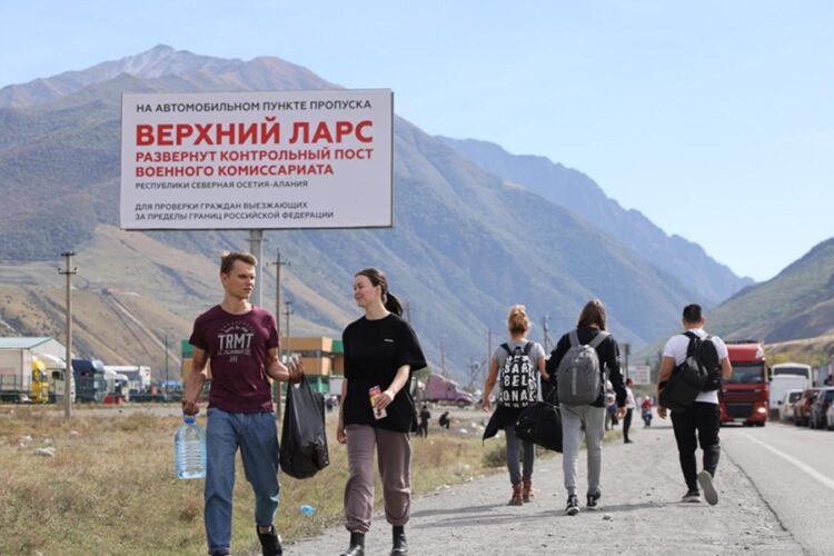 новость 30-10-2025 Почему на границе с Грузией разворачивают туристов с детьми?