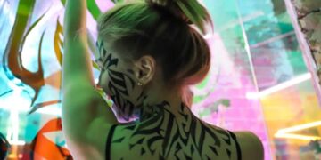 новость 31-10-2025 Российской туристке отказали во въезде в ОАЭ из-за пирсинга и тату