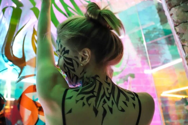 новость 31-10-2025 Российской туристке отказали во въезде в ОАЭ из-за пирсинга и тату