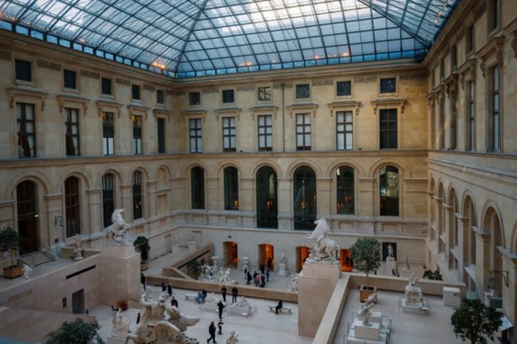 новость 20-10-2025 В Париже произошло дерзкое ограбление Лувра