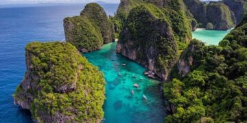 новость 10-11-2025 Чудо на скалах: как четверых россиян спасли со штормящего острова в Таиланде