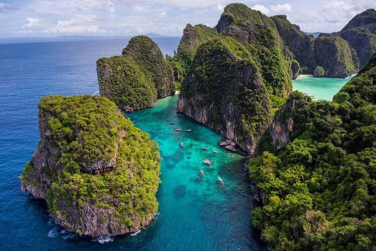 новость 10-11-2025 Чудо на скалах: как четверых россиян спасли со штормящего острова в Таиланде