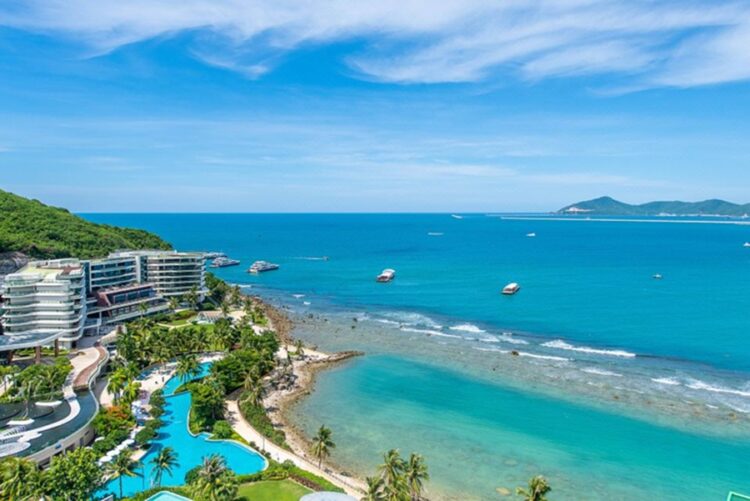 новость 03-11-2025 Российские туристы скупают новогодние туры на Хайнань: цены взлетают в 2 раза