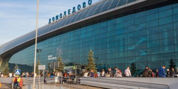 новость 10-11-2025 «Для себя» на 11 миллионов: российскую туристку поймали в Домодедово на контрабанде бриллиантов из Дубая