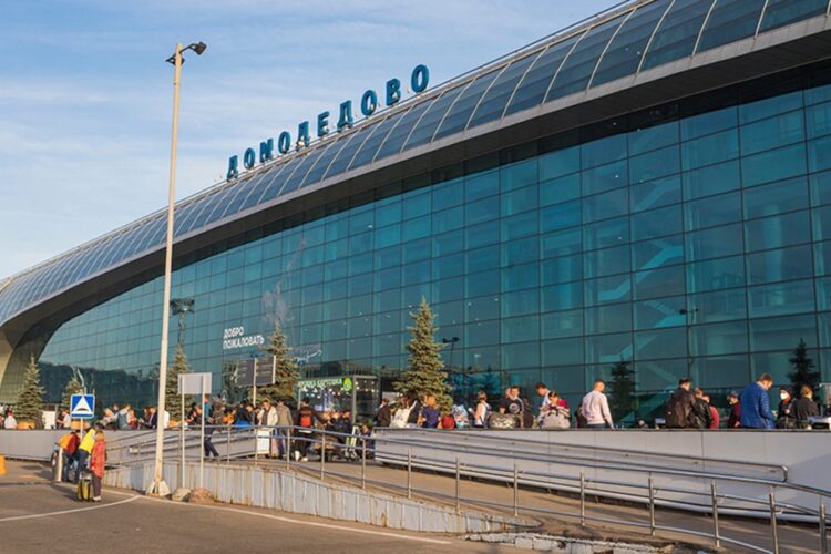 новость 10-11-2025 «Для себя» на 11 миллионов: российскую туристку поймали в Домодедово на контрабанде бриллиантов из Дубая