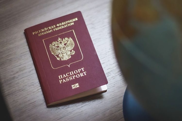 новость 15-12-2025 В турбизнесе обострились споры о действительности загранпаспортов из-за исторических переименований городов.