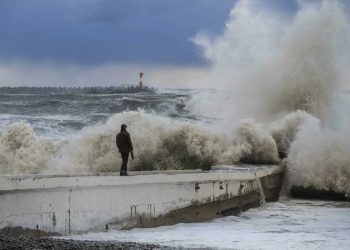 новость 09-01-2026 На Черноморское побережье надвигается шторм. Что делать туристам