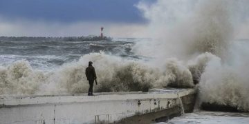 новость 09-01-2026 На Черноморское побережье надвигается шторм. Что делать туристам