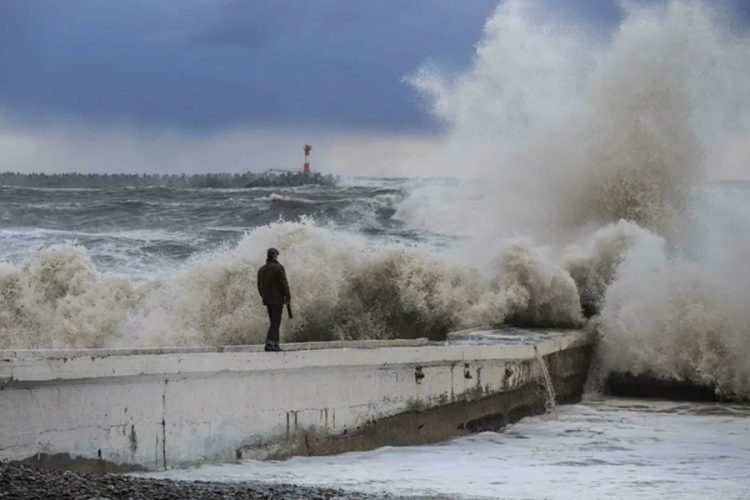 новость 09-01-2026 На Черноморское побережье надвигается шторм. Что делать туристам