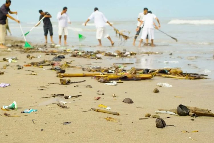 новость 02-01-2026 В Малайзии туристов начали отправлять на общественные работы за мусор