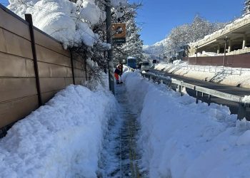 новость 04-01-2026 Обильный снегопад парализовал Сочи и превратил курорт в ловушку для тысяч туристов