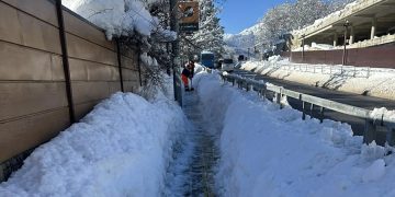 новость 04-01-2026 Обильный снегопад парализовал Сочи и превратил курорт в ловушку для тысяч туристов