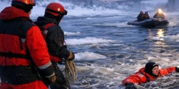 новость 02-01-2026 На Кольском полуострове вторые сутки ищут туристку, исчезнувшую во время опасного плавания