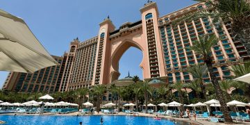 новость 02-03-2026 «Зарабатывают на чужой беде»: некоторые гостиницы Дубая взвинтили цены для застрявших туристов