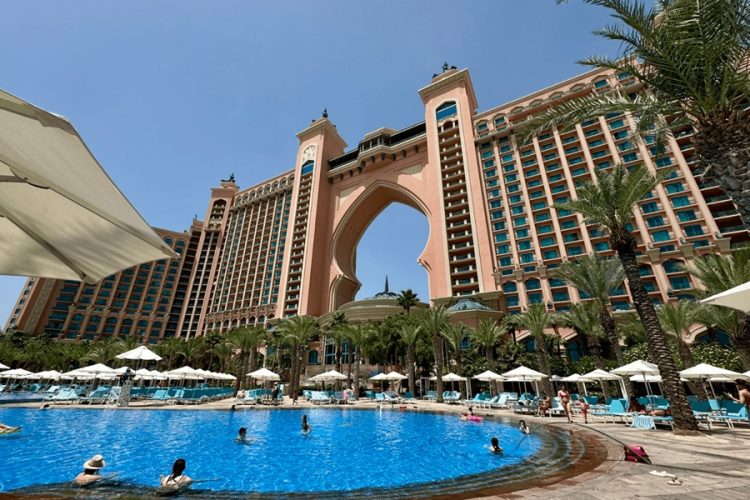 новость 02-03-2026 «Зарабатывают на чужой беде»: некоторые гостиницы Дубая взвинтили цены для застрявших туристов