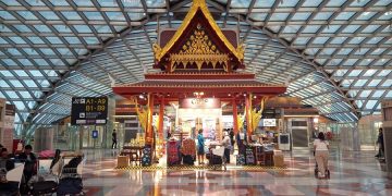 новость 28-03-2026 Заложник терминала: как американский блогер превратил транзитную зону Бангкока в реалити-шоу