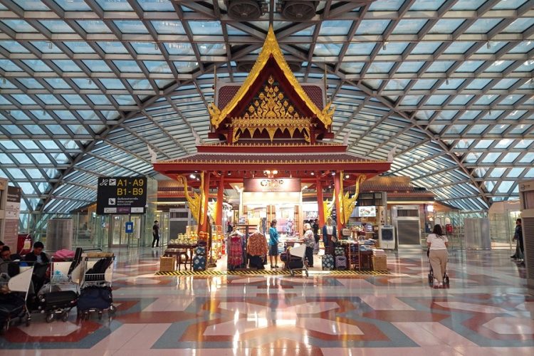 новость 28-03-2026 Заложник терминала: как американский блогер превратил транзитную зону Бангкока в реалити-шоу