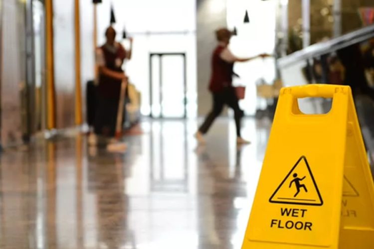 новость 01-03-2026 Мокрый пол в отеле обошелся туроператору в 750 тысяч: суд подтвердил — отвечает тот, кто продал тур