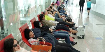 новость 06-03-2026 Остров-ловушка: 700 российских туристов вышвыривают из отелей на Маврикии после отмены рейсов Emirates