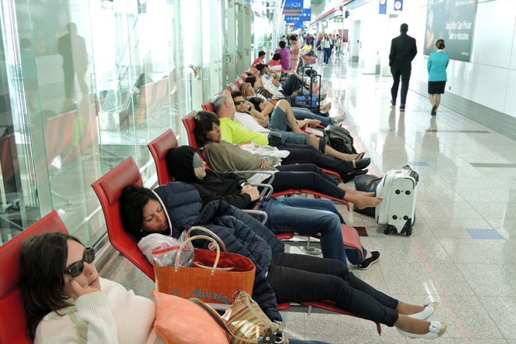 новость 06-03-2026 Остров-ловушка: 700 российских туристов вышвыривают из отелей на Маврикии после отмены рейсов Emirates