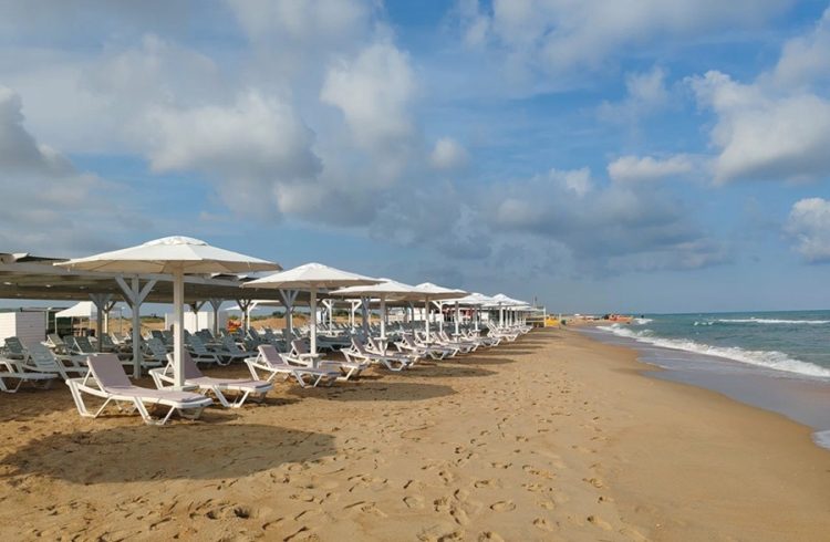 новость 30-03-2026 «Придорожная пыль» или спасение сезона? В Анапе разгораются споры из-за нового песка на пляжах