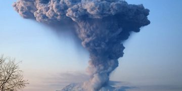 новость 29-03-2026 Небо над Камчаткой в огне: Шивелуч парализует авиасообщение в Тихом океане