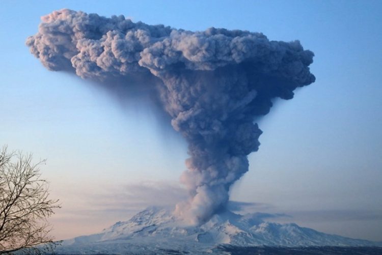 новость 29-03-2026 Небо над Камчаткой в огне: Шивелуч парализует авиасообщение в Тихом океане