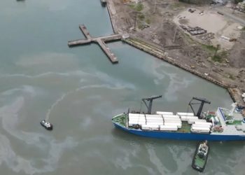 новость 21-04-2026 ЧП в Туапсе: спасатели очищают Черное море и местную реку от нефтяных пятен